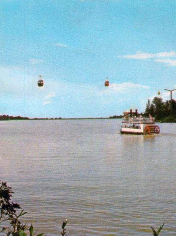 picture of Lakeland Lake with the Sky Ride above and the Roberta E Lee paddlewheeler
