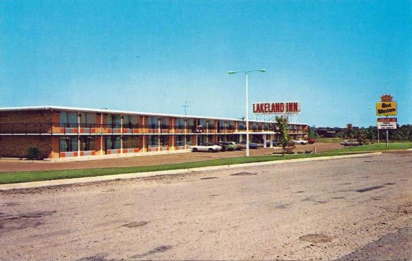 A postcard of the Lakeland Inn